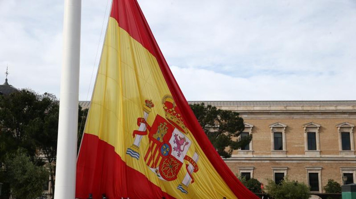 Bandera de España en la madrileña Plaza de Colón