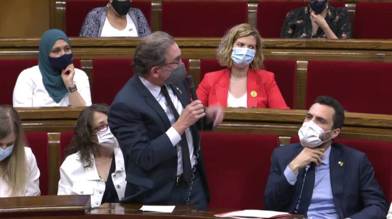 Jaume Giró, en una intervención en el Parlamento de Cataluña, ante la mirada de Roger Torrent