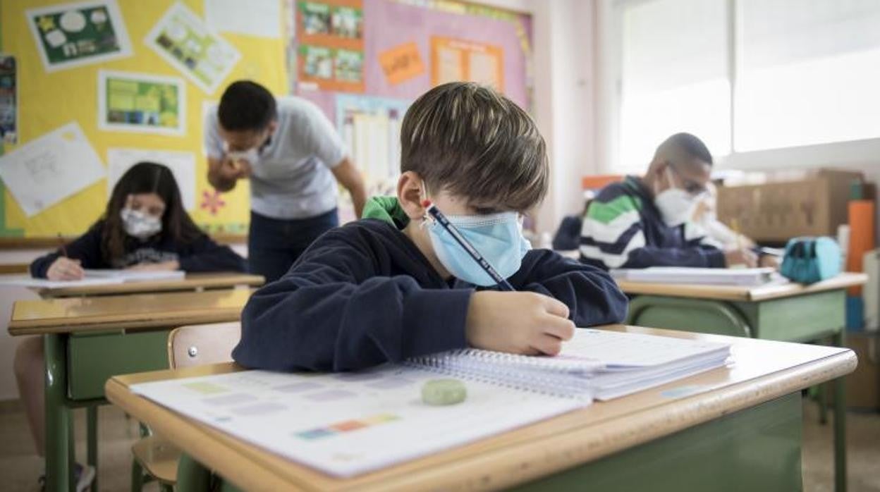 Varios escolares trabajan con la mascarilla puesta durante el curso pasado en Madrid