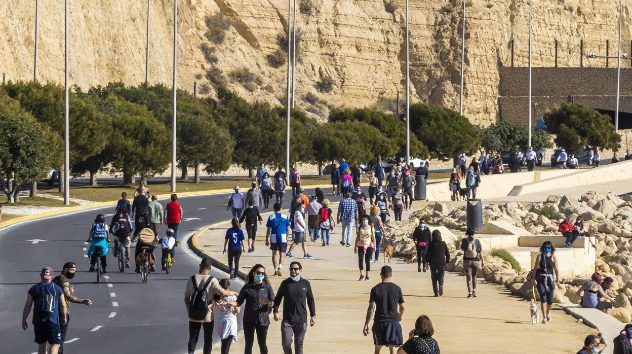 Decenas de ciudadanos pasean por la Cantera sin vehículos