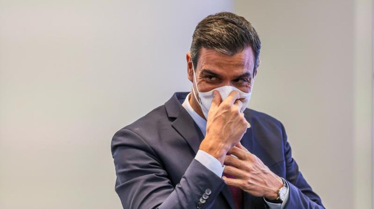 El presidente del Gobierno español, Pedro Sánchez, acomoda su tapabocas durante una comparecencia ante los medios de comunicación hoy, en el campus de la compañía HP, en Palo Alto (EE.UU.)
