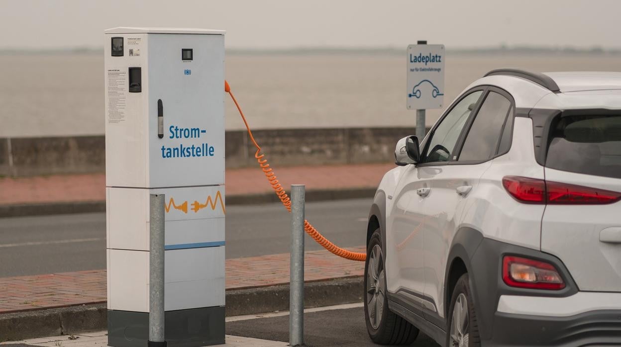 Imagen de un vehículo eléctrico en una estación de carga.