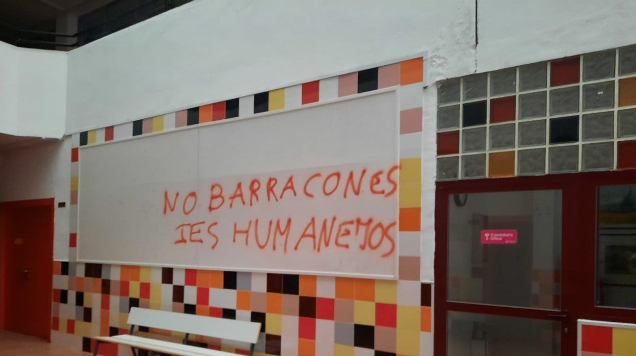 Una de las pintadas en el interior del instituto de Humanejos