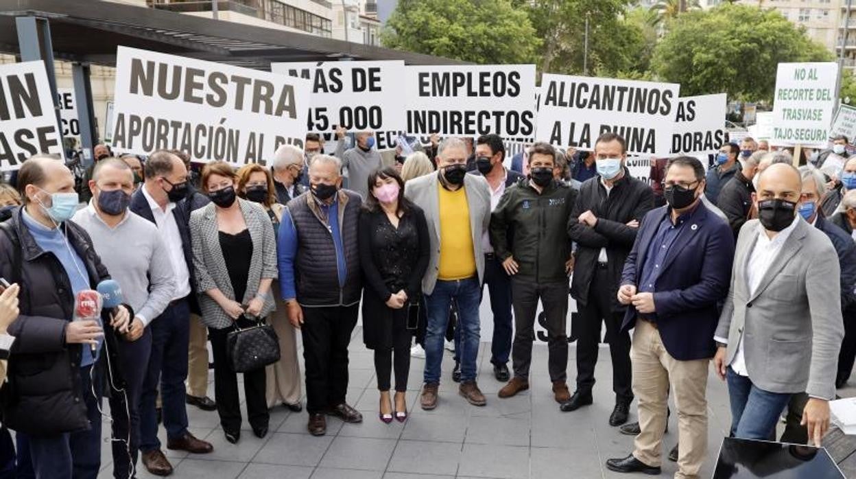 Concentración '¡No al recorte del trasvase Tajo-Segura!' convocada por Asaja Alicante