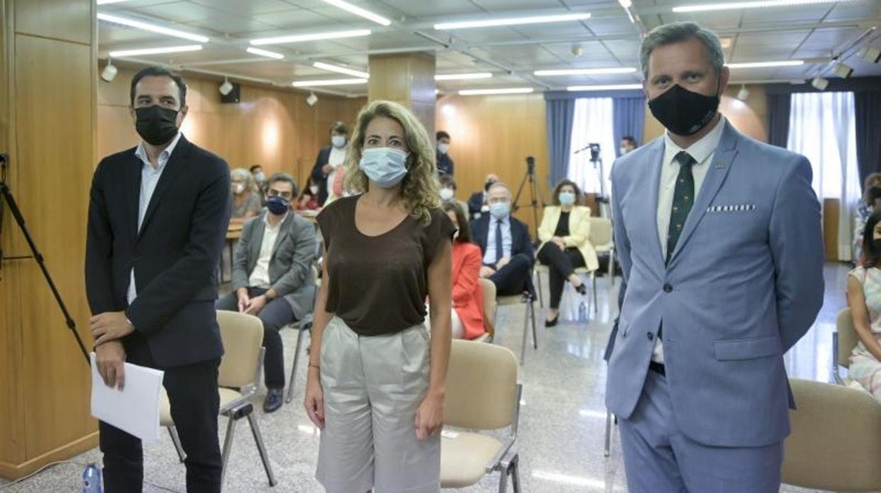 La ministra Raquel Sánchez, junto al delegado del Gobierno y el secretario de Infraestructuras durante la presentación de las bonificiaciones de la AP-9