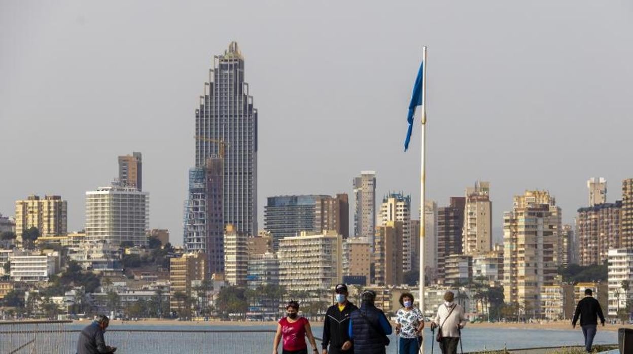 Imagen de turistas paseando por Benidorm