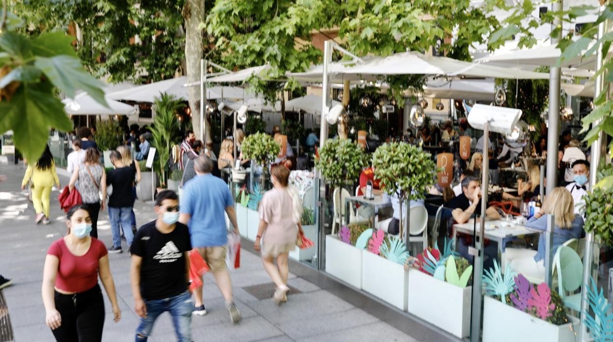 Las terrazas de la Puerta de Alcalá, repletas