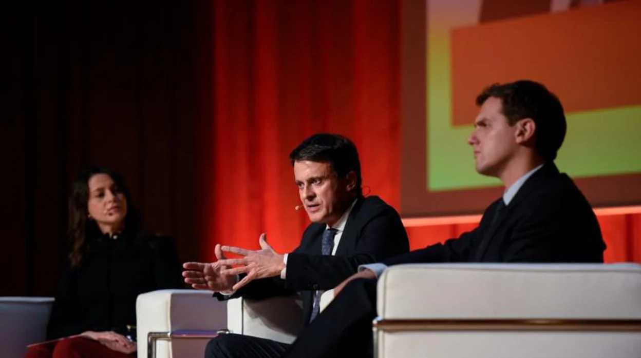 De izquierda a derecha: la presidenta de Cs, Inés Arrimadas, junto al candidato de esta formación a la alcaldía de Barcelona en 2019, Manuel Valls, y el expresidente de Cs, Albert Rivera
