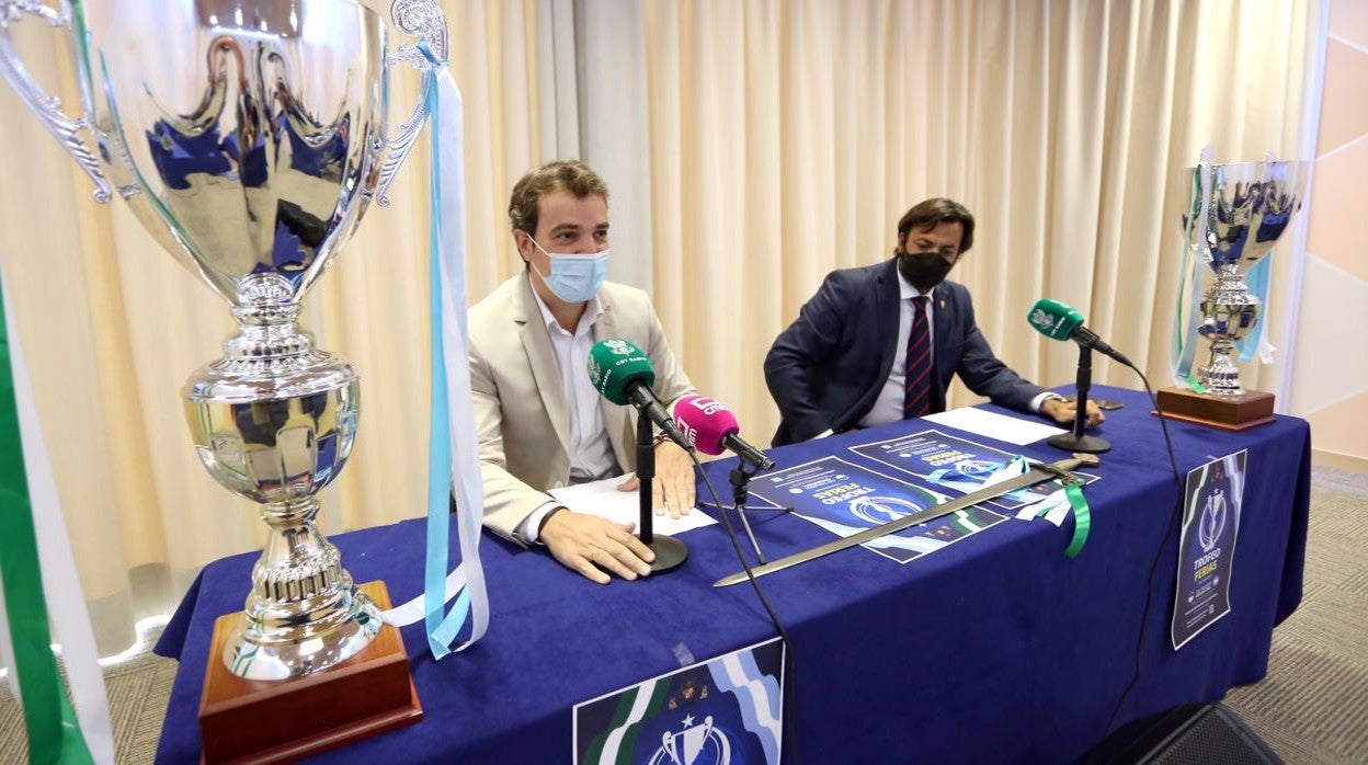 El concejal de Deportes, Pablo García, y el presidente del CD Toledo, Joaquín Sánchez-Garrido, en la presentación del Trofeo de Ferias 2021