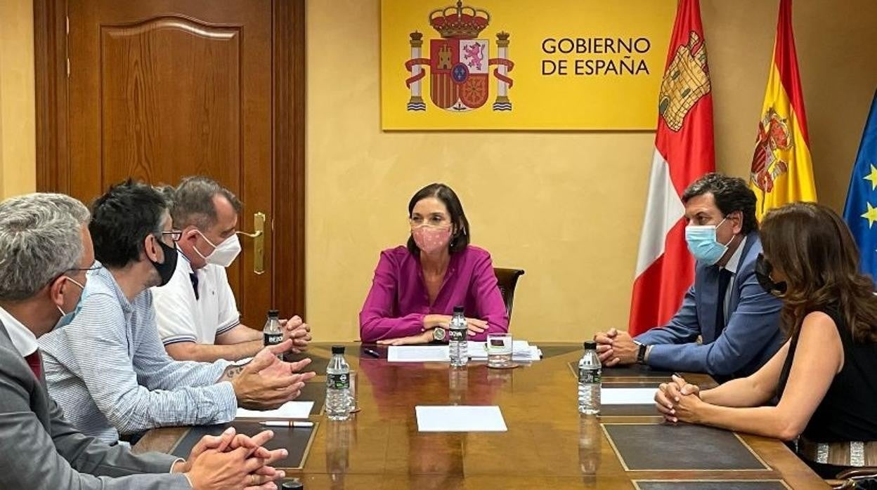 La ministra de Industria, Reyes Maroto, se reúne con representantes de los trabajadores de de la planta de LM Windpower en Ponferrada.