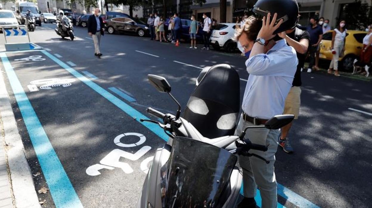 El alcalde, José Luis Martínez-Almeida, asiste a uno de los nuevos aparcamientos para motos