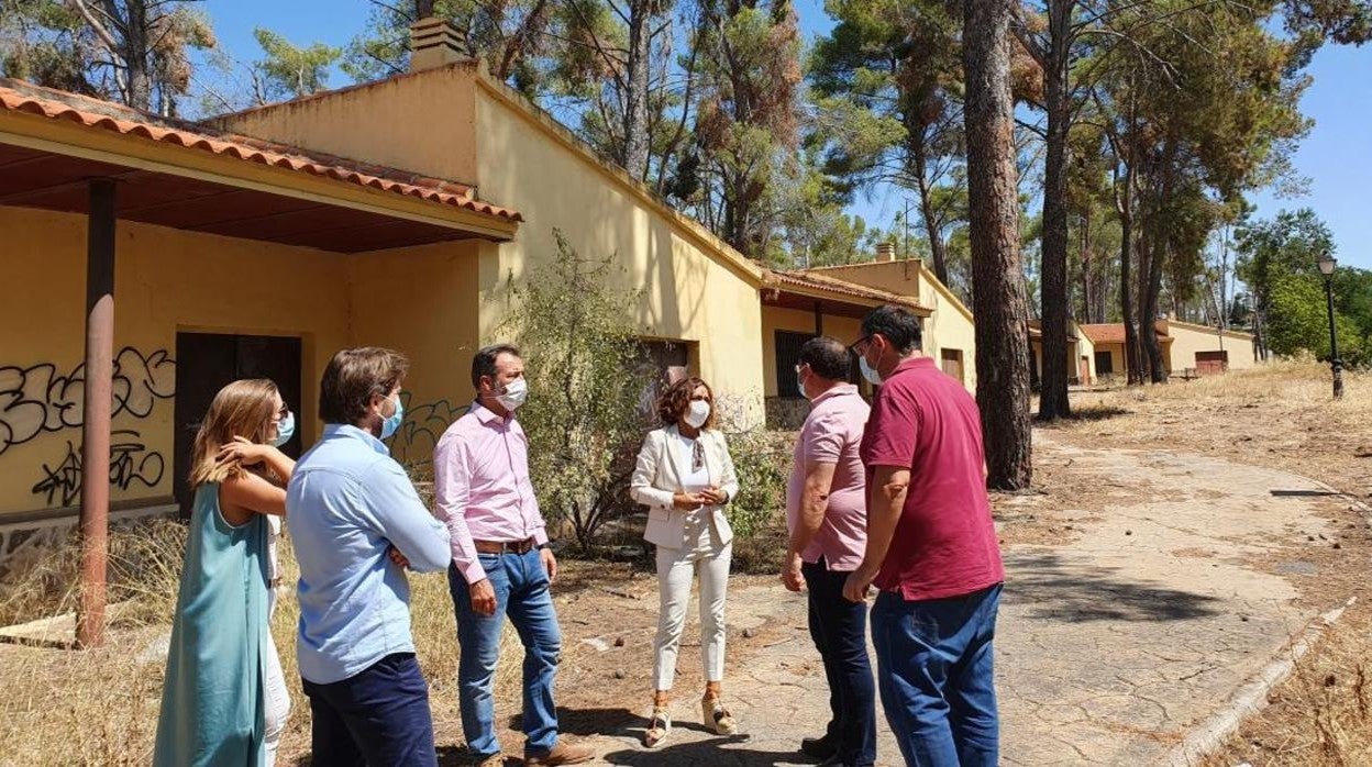 El viceconsejero de Medio Ambiente de la Junta, Fernando Marchán, con la alcaldesa de Olías del Rey, María del Rosario Navas