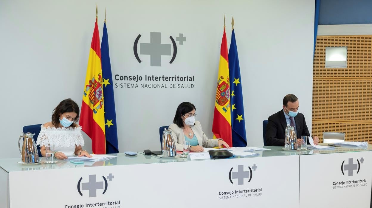 Pedro Sánchez, seguido de Óscar López, ayer en La Moncloa