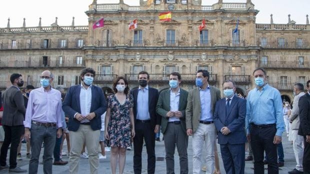 Pablo Casado cierra filas en Salamanca con los ‘barones’ del PP