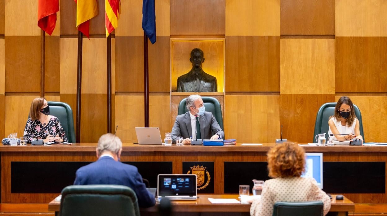 El alcalde de Zaragoza, Jorge Azcón (PP), durante el pleno municipal de este jueves. A su derecha, la vicealcaldesa Sara Fernández (Cs). A su izqueirda la portavoz del PP, María Navarro