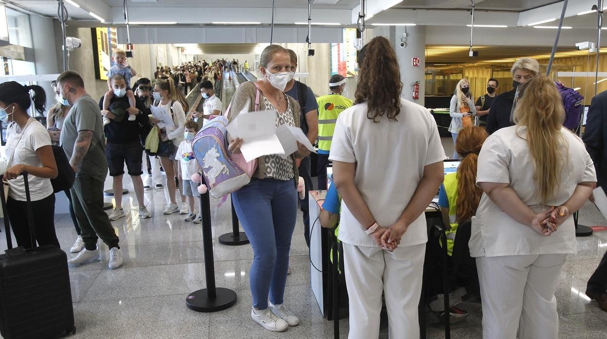 Un grupo de personas esperan ser atendidos durante la puesta en marcha del 'pasaporte Covid'