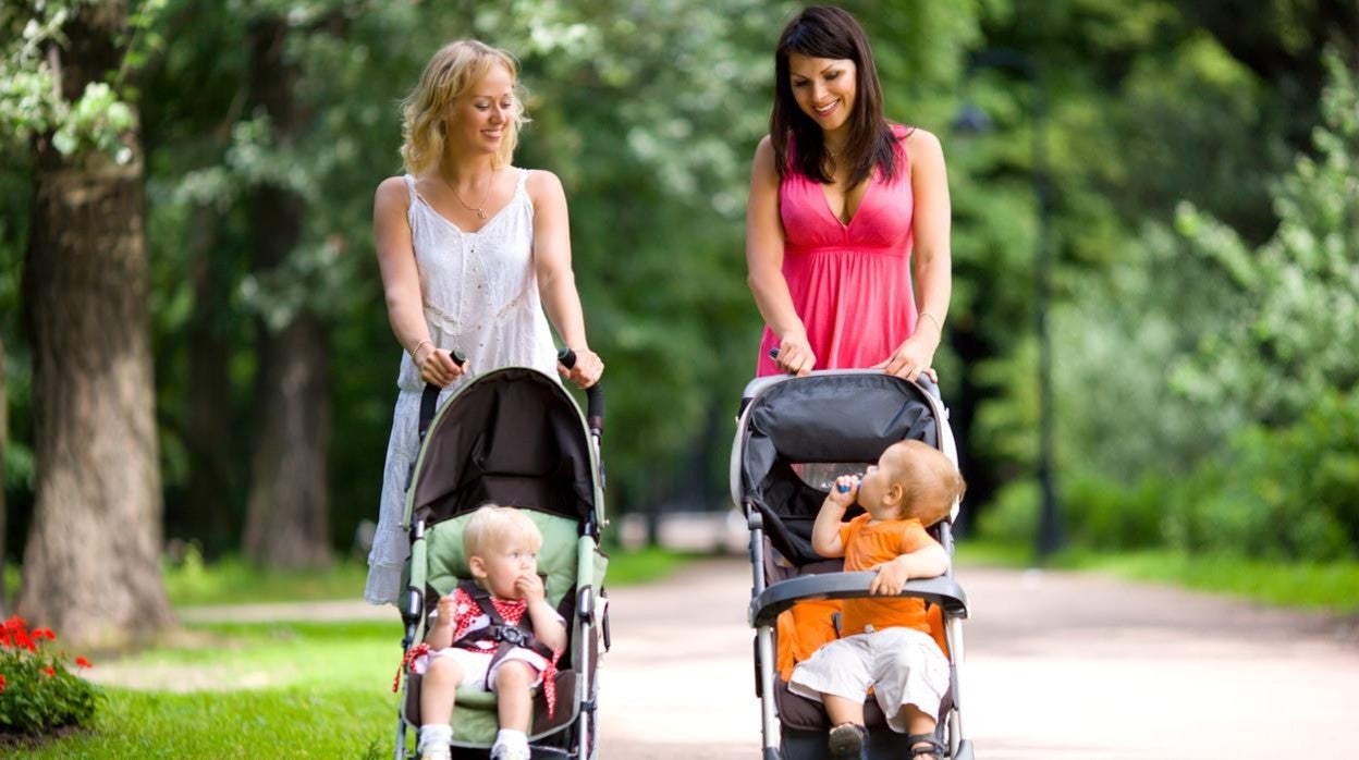 Dos madres paseando a sus respectivos bebés, en una imagen de archivo