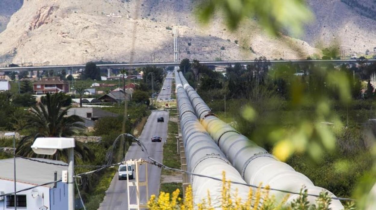 Conducciones del trasvase Tajo-Segura a su paso por la huerta de la Vega Baja