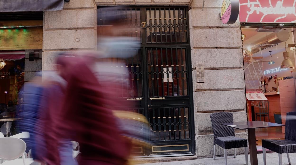 Uno de los portales que guardan pisos turísticos, en Madrid