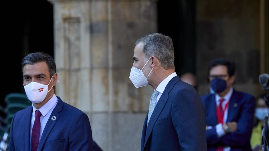 Aplausos y gritos de «Viva el Rey» a la llegada de Felipe VI a la Plaza Mayor de Salamanca