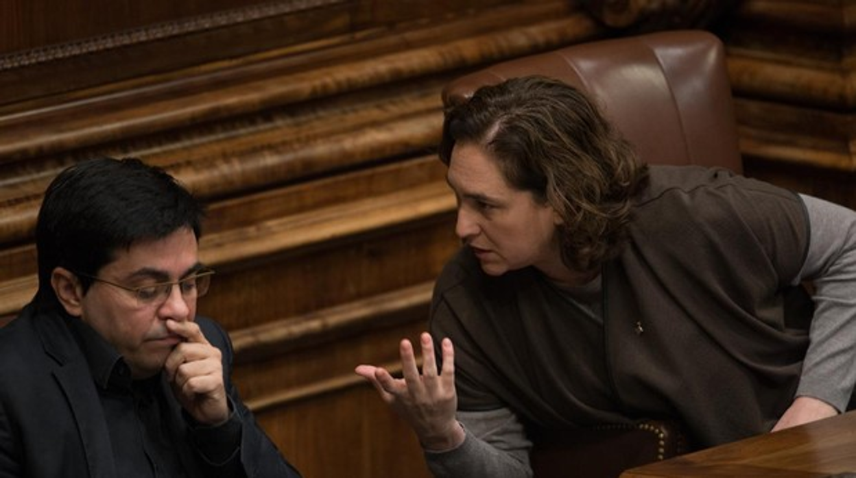 Gerardo Pisarrello y Ada Colau, durante un pleno en el Ayuntamiento de Barcelona