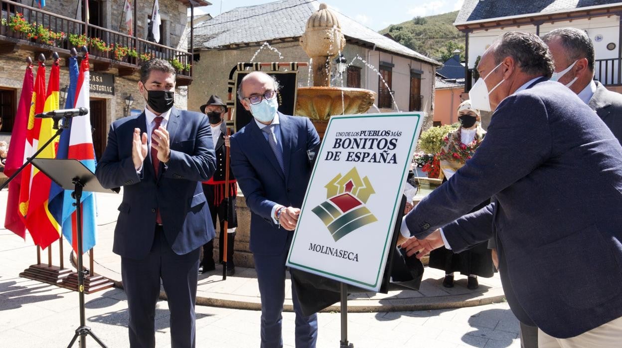 De izquierda a derecha, el presidente de la asociación, el consejero de Cultura y Turismo, el presidente de la Diputación de León y el alcalde de Molinaseca durante la proclamación de Molinaseca como 'Uno de los pueblos más bonitos de España'