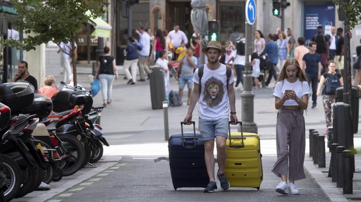 Dos turistas en la calle de la Cabeza, sede de pisos turísticos