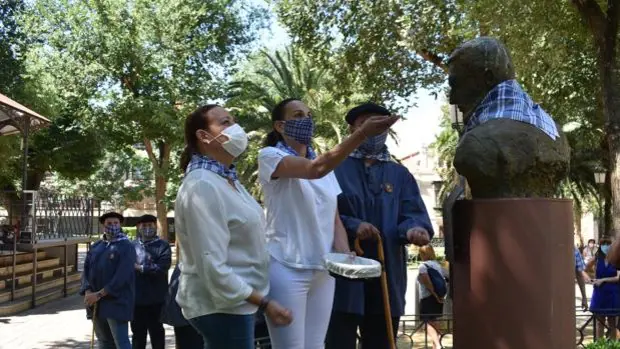 Ciudad Real rinde tributo a Javier Segovia con la imposición del pañuelo de «yerbas» a la estatua