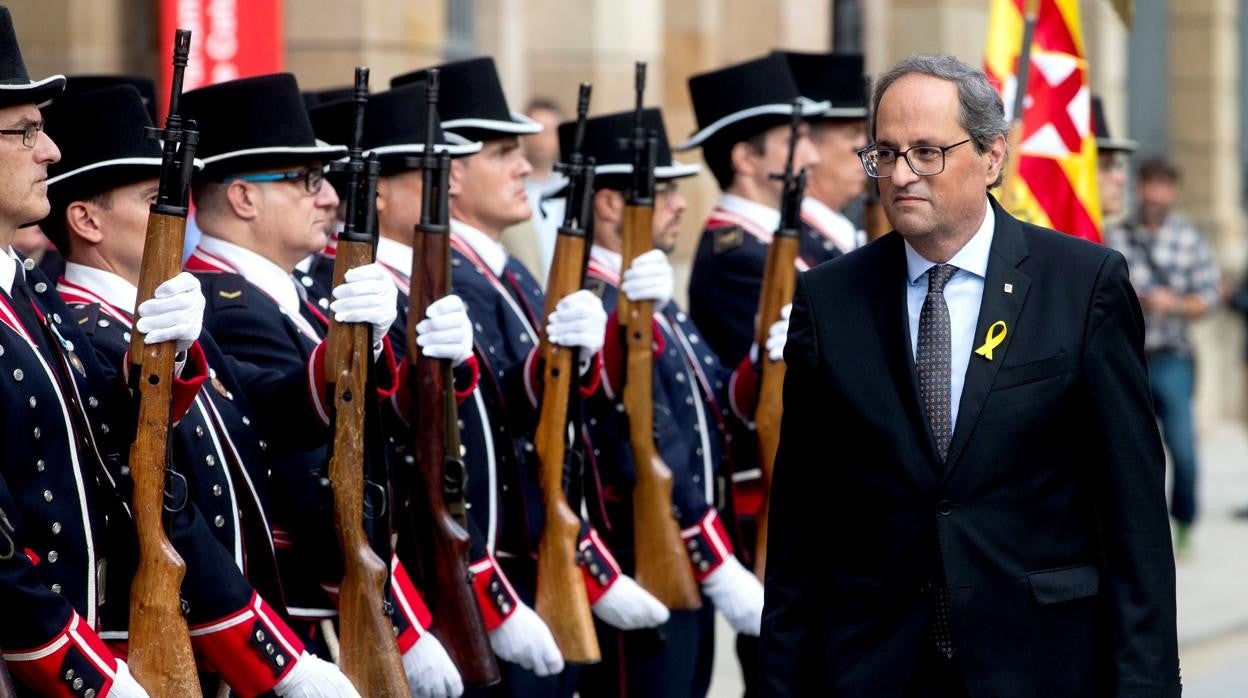 Quim Torra, con agentes de los Mossos vestidos de gala