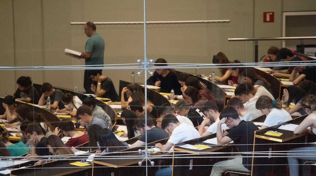 Un grupo de estudiantes al inicio del un examen de selectividad en la Universitat Pompeu Fabra de Barcelona