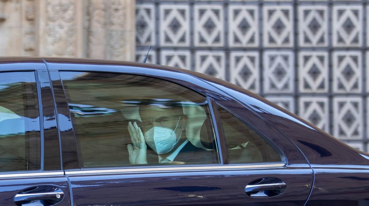 El rey Felipe VI saluda a los vecinos de Salamanca.