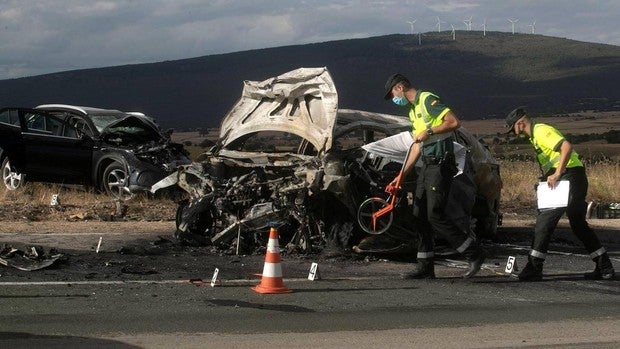 Dos fallecidos y dos heridas graves en el choque de dos turismos en Soria