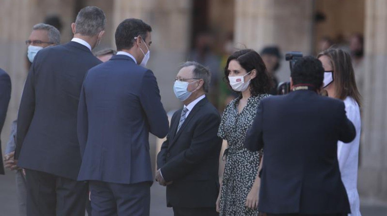 Pedro Sánchez saluda a Isabel Díaz Ayuso, en la Conferencia de Presidentes de Salamanca