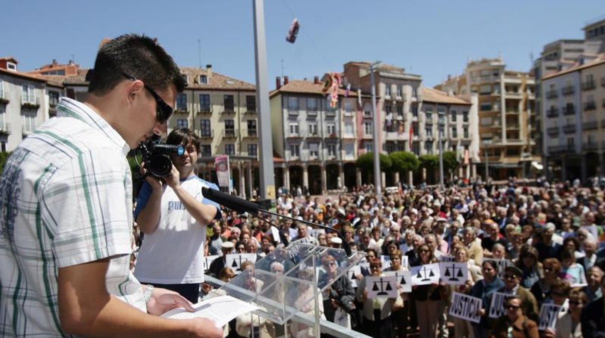 Rodrigo Barrio, ante una concentración en Burgos en 2006 por el asesinato de su familia
