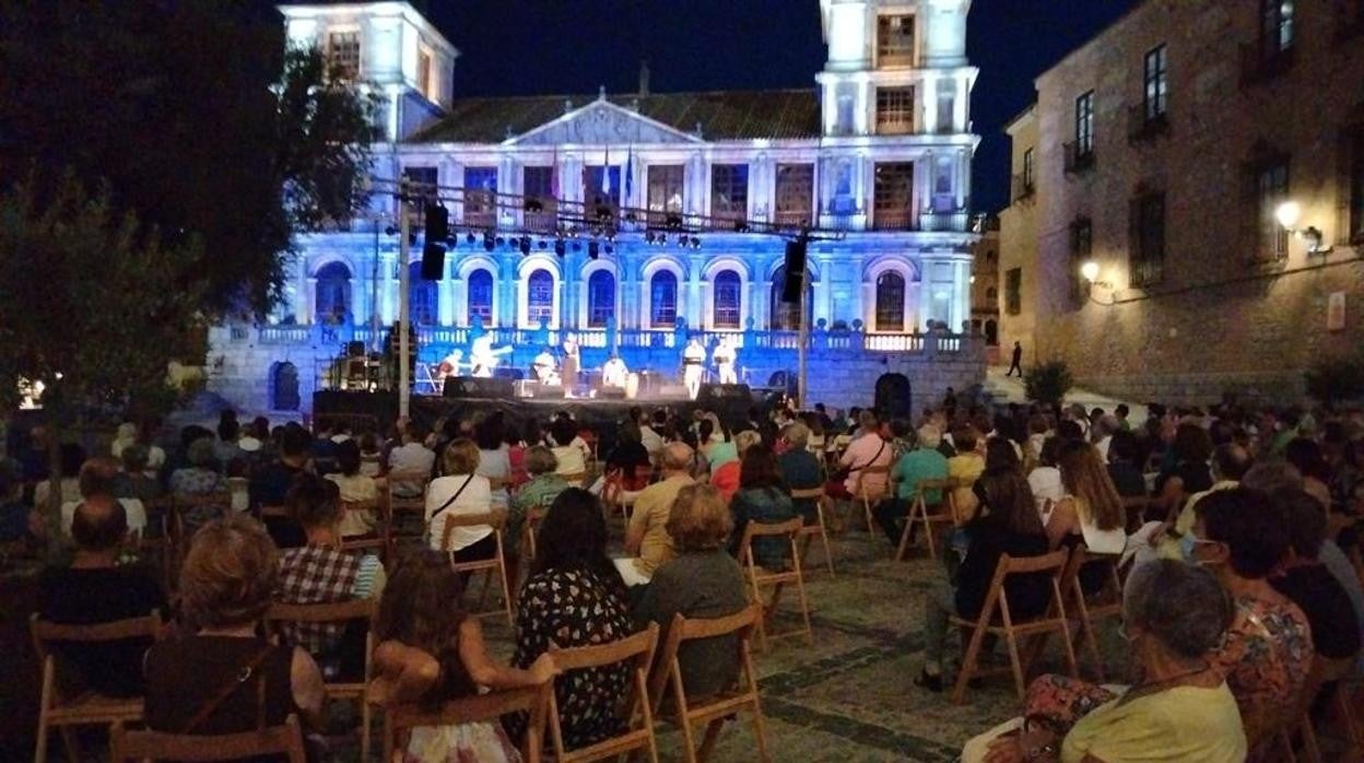 Los ritmos brasileños de Gafieira Miúda se oyeron en la plaza del Ayuntamiento de Toledo