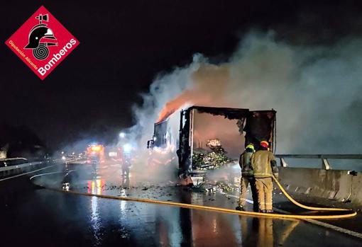 Espectacular incendio de un tráiler de grandes dimensiones en plena autovía en Elche