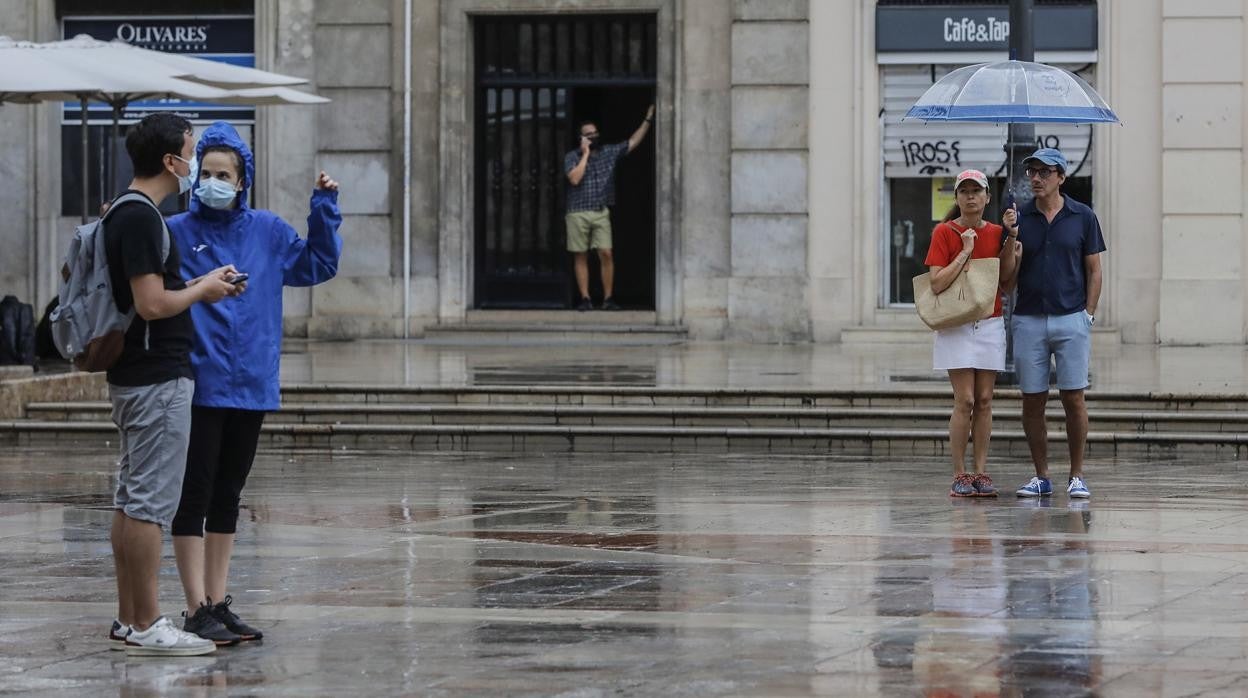 Imagen de personas con paraguas en Valencia