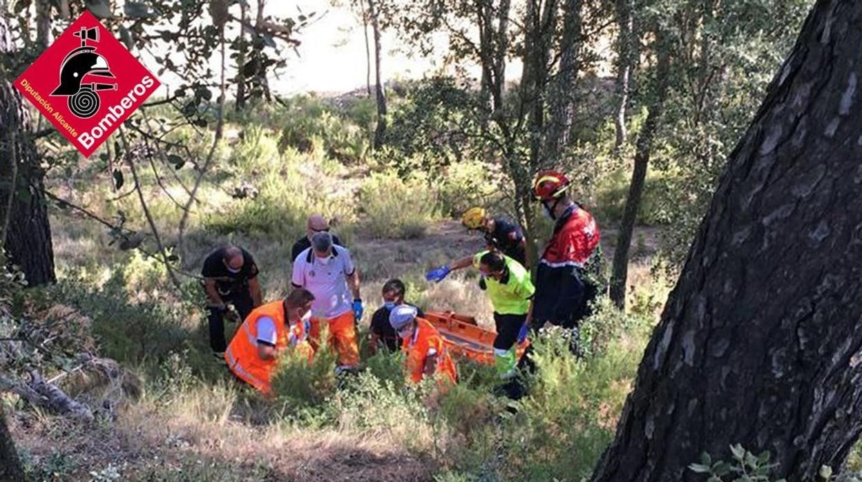 Imagen del rescate de un motorista en Bañeres