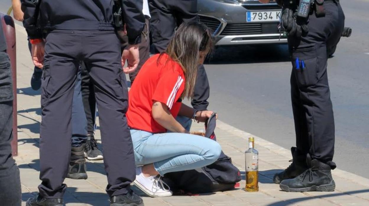 Agentes de la Policía Local requisan una botella a una joven