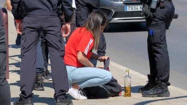 Más de 100 denuncias de la Policía Local en Alicante por incumplir el toque de queda y hacer botellones