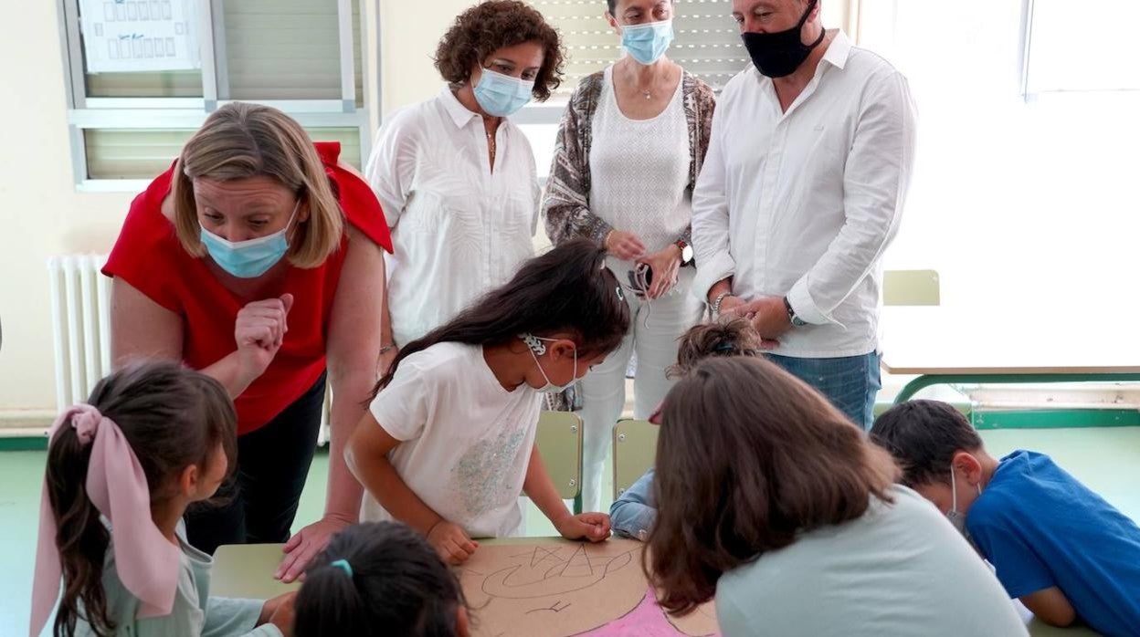 Isabel Blanco visita el programa Conciliamos que se desarrolla en el Colegio Cristóbal Colón de Valladolid