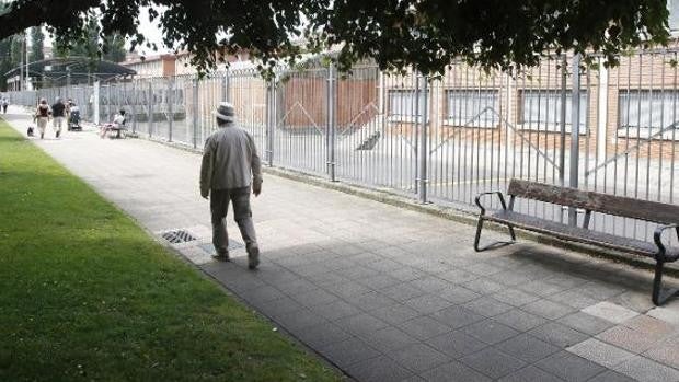 Una veintena de jóvenes agreden brutalmente a dos chicos para robarles en Gijón