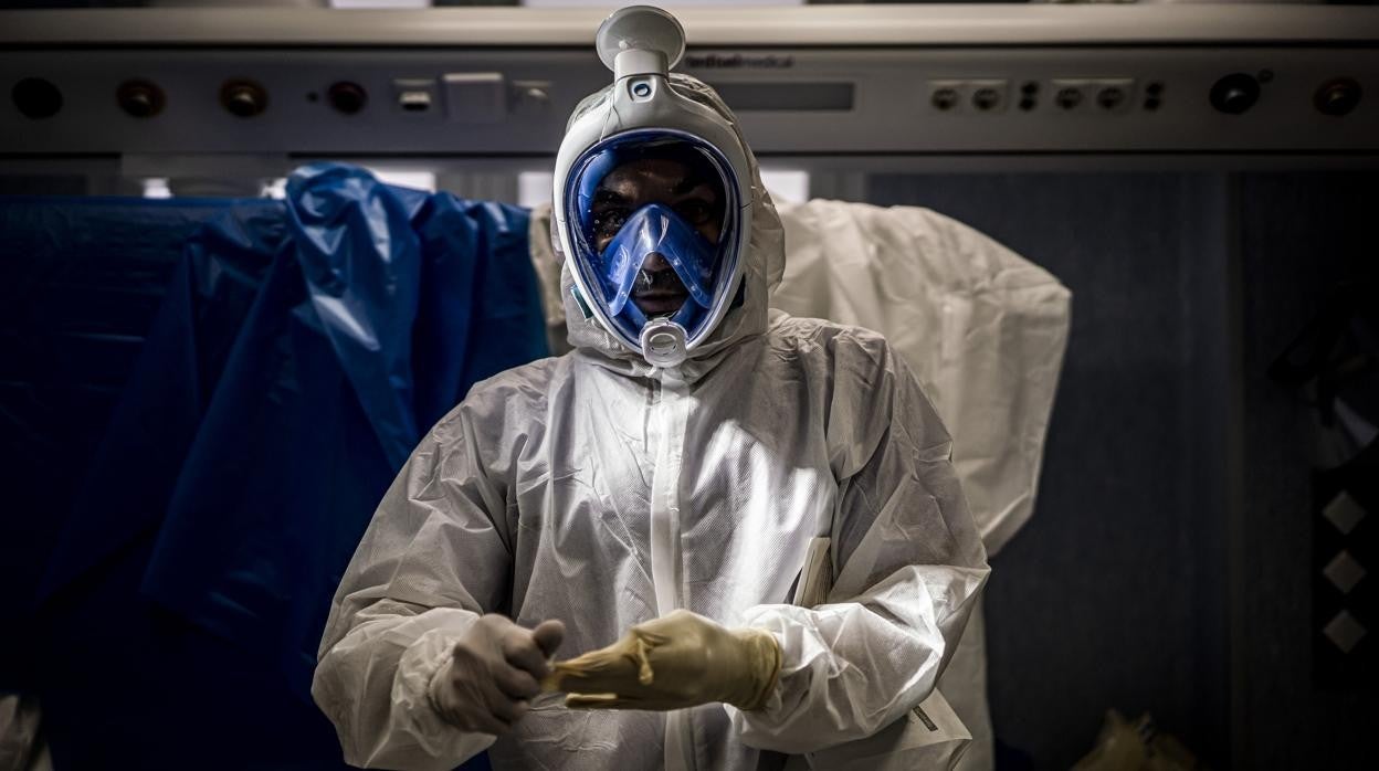 Imagen de archivo de personal sanitario con protección frente al coronavirus