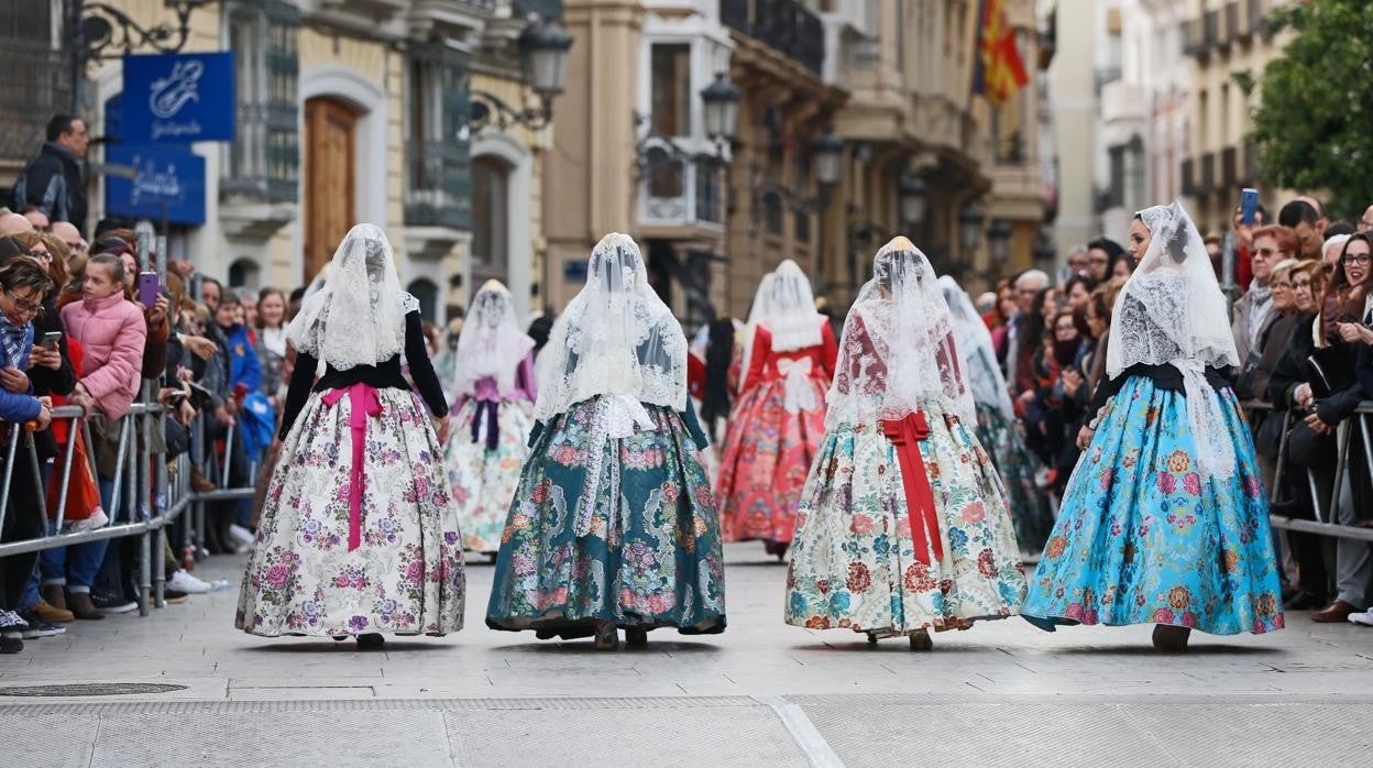 Imagen de archivo de falleras en Valencia