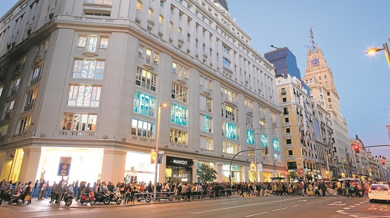 Paseantes por la Gran Vía