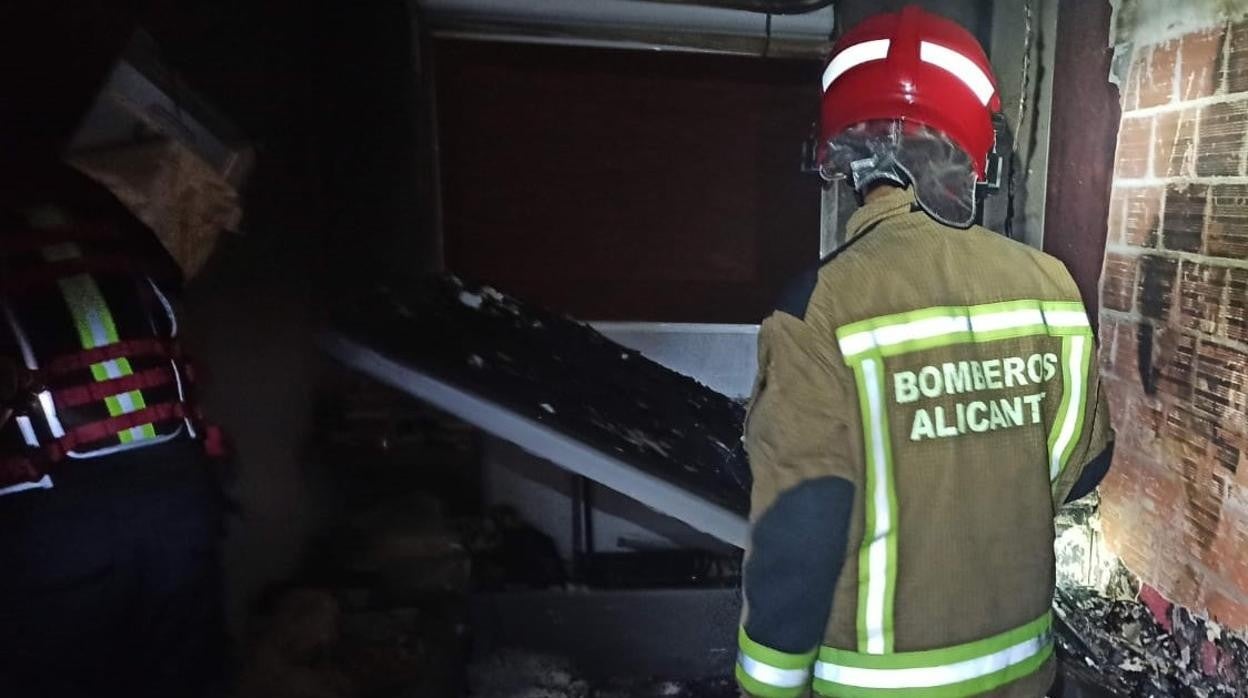 Imagen facilitada por los Bomberos del colchón incendiado