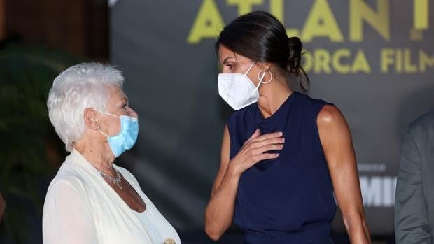 Nube de flashes en Palma ante el encuentro de la Reina con Judi Dench