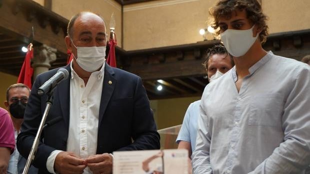 El piragüista David Llorente recibe el cariño de Segovia en su regreso a la provincia