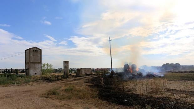 Un incendio obliga a cortar la carretera de Renedo de Esgueva (Valladolid) durante casi una hora y media