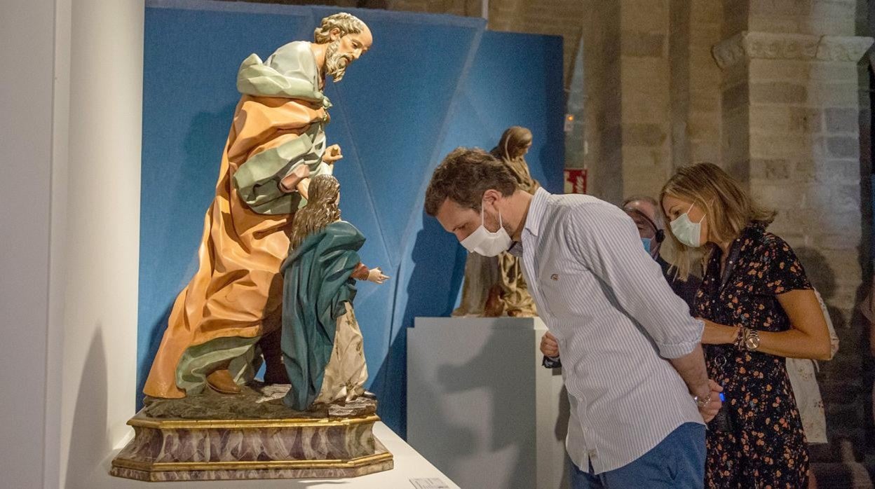 Pablo Casado visita junto a su mujer la exposición Lux